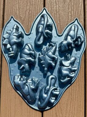 NORDICWARE PRO DINOSAUR CAKELET MOLDS HEAVY CAST ALUMINUM BUNDT CUPCAKE PAN
